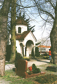 https://upload.wikimedia.org/wikipedia/commons/thumb/0/04/Liszt_Mausoleum._Bayreuth.jpg/200px-Liszt_Mausoleum._Bayreuth.jpg