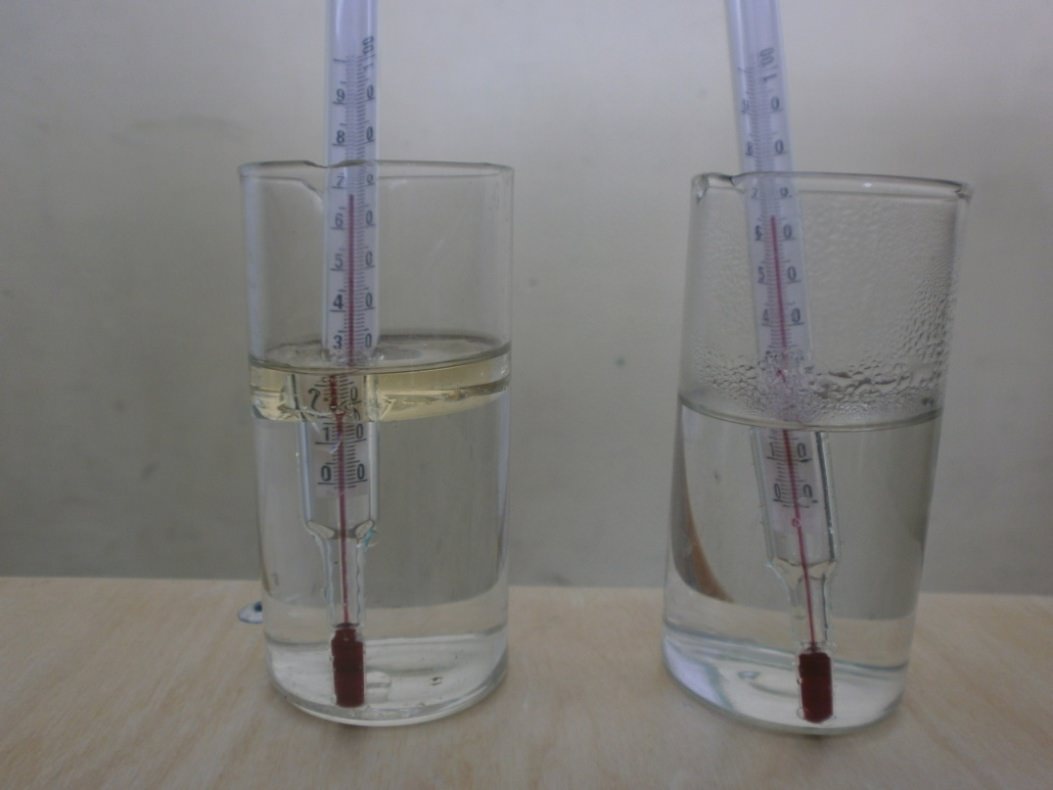 Опыт горячая и холодная вода. Стакан для термометра. Измерение температуры воды в стакане. Опыт с термометром и водой. Опыт измерение температуры воды.
