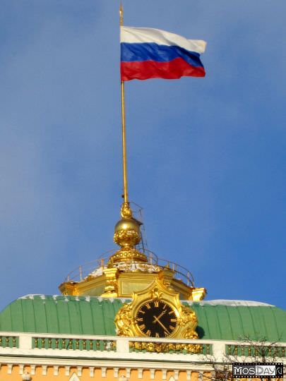 Главный флаг страны. 5 января 2011 года. Москва, Кремль. Кремль: Большой Кремлевский дворец.